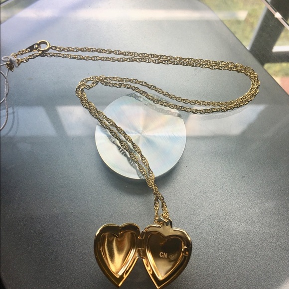 🛑Sold🛑Goldtone Lockett Necklace - Picture 2 of 3